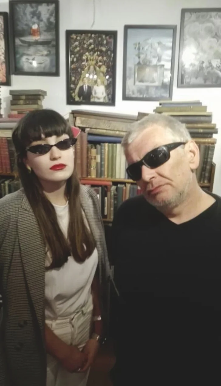 Nawiasem mówiąc, nie rozumiemy dlaczego jeszcze nas nie ma na okładce Polskiego Vogue. Polskiego albo jakiegoś innego. Wszystko jedno. Nie jesteśmy wbrew pozorom specjalnie wybredni.