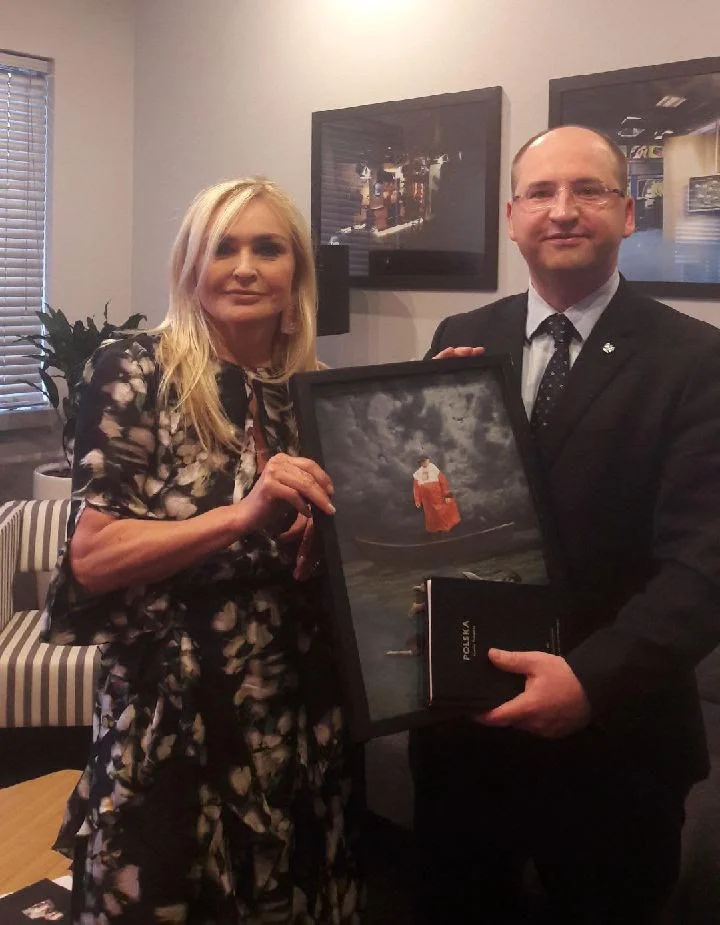 Po Kropce nad i Monika Olejnik wręczyła wycinankę wraz z książką senatorowi Adamowi Bielanowi... i słuch zaginął. It's official - pierwsza praca zniknęła nam z oczu. Ktokolwiek widział, ktokolwiek wie..