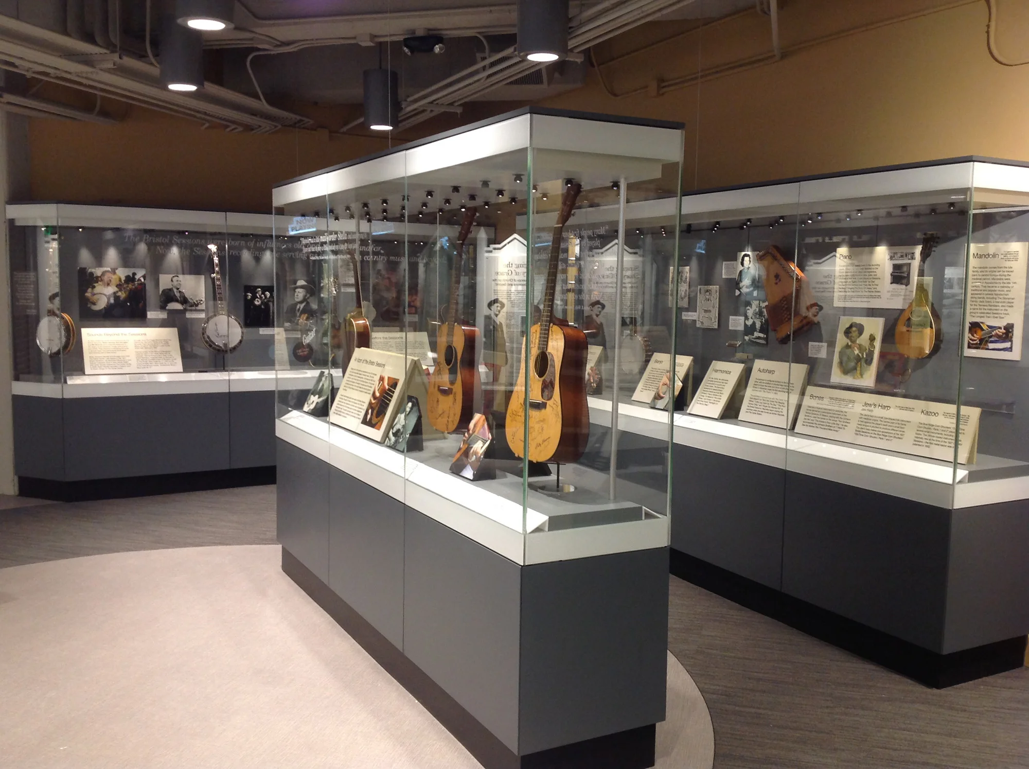 MICROCLIMATE HUMIDITY-CONTROLLED SHOWCASES