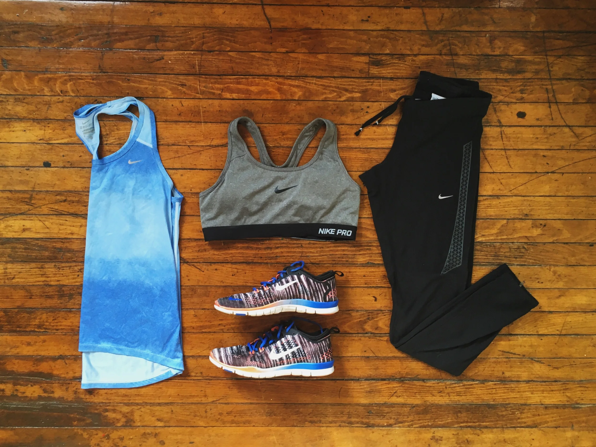 (1) Tank:Nike (2) Sports Bra:Nike (3) Shoes:Nike (4) Leggings:Nike 