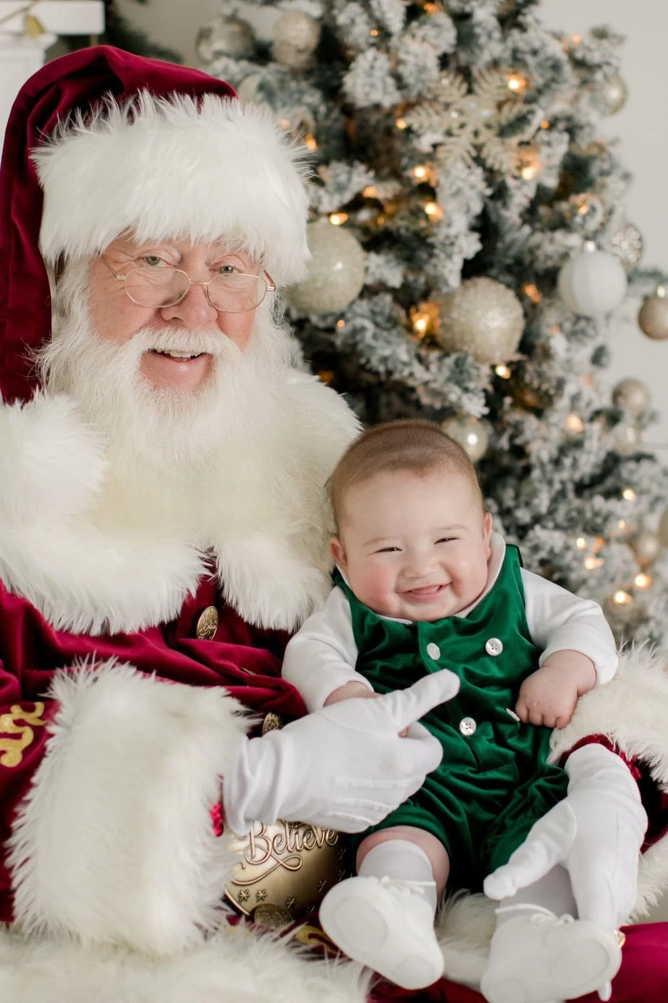 I have some Santa sessions open for tomorrow. Let me know if you would like a spot. Here is the link! 

https://www.angielansdonphotography.com/minisessions