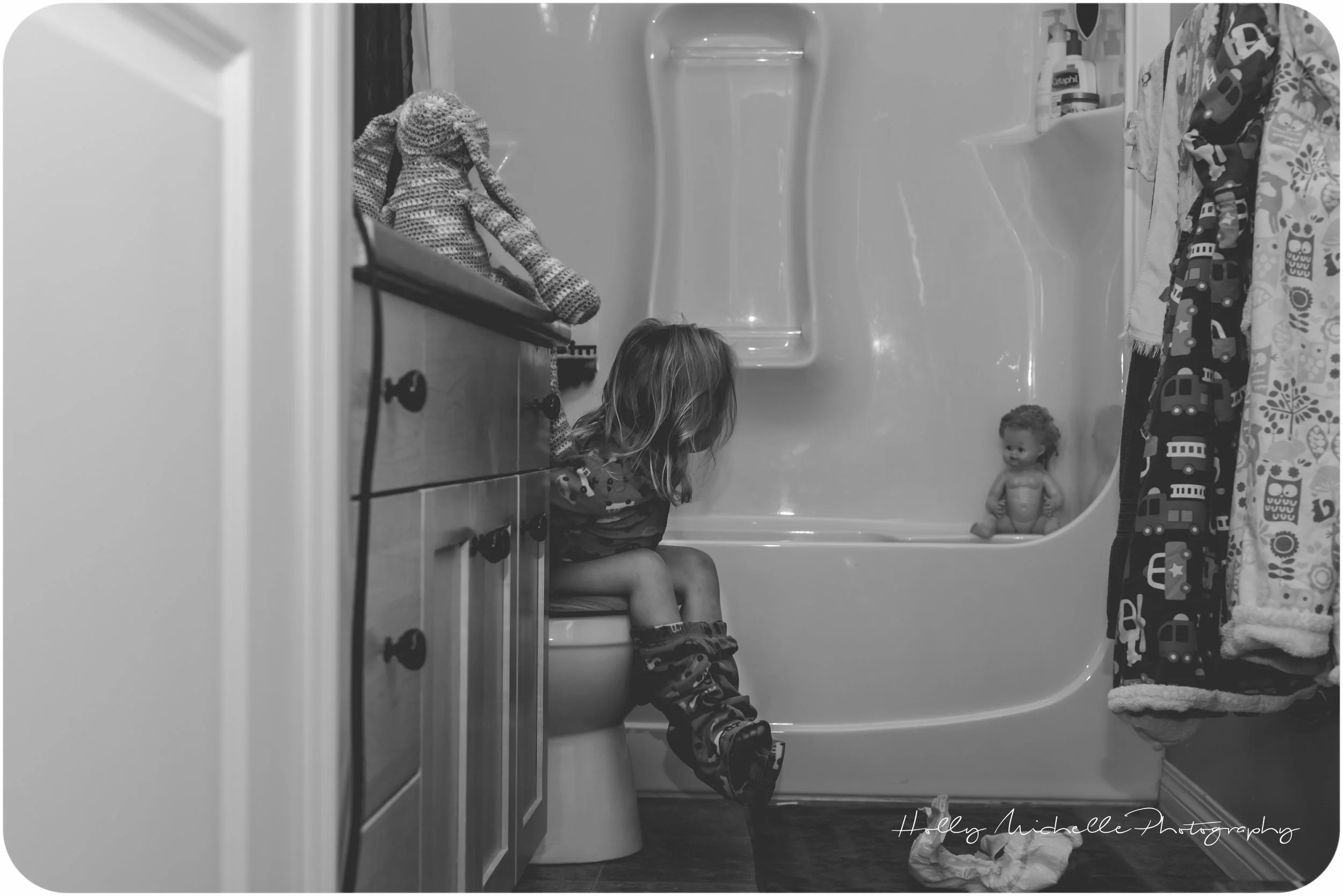 {day 22/366} I have to poop!! She has realized the one bedtime stall tactic we will not ignore. I remember big brother doing the exact same thing. Well played kiddos, well played. So night after night, I sit in this doorway, tired and impatient.