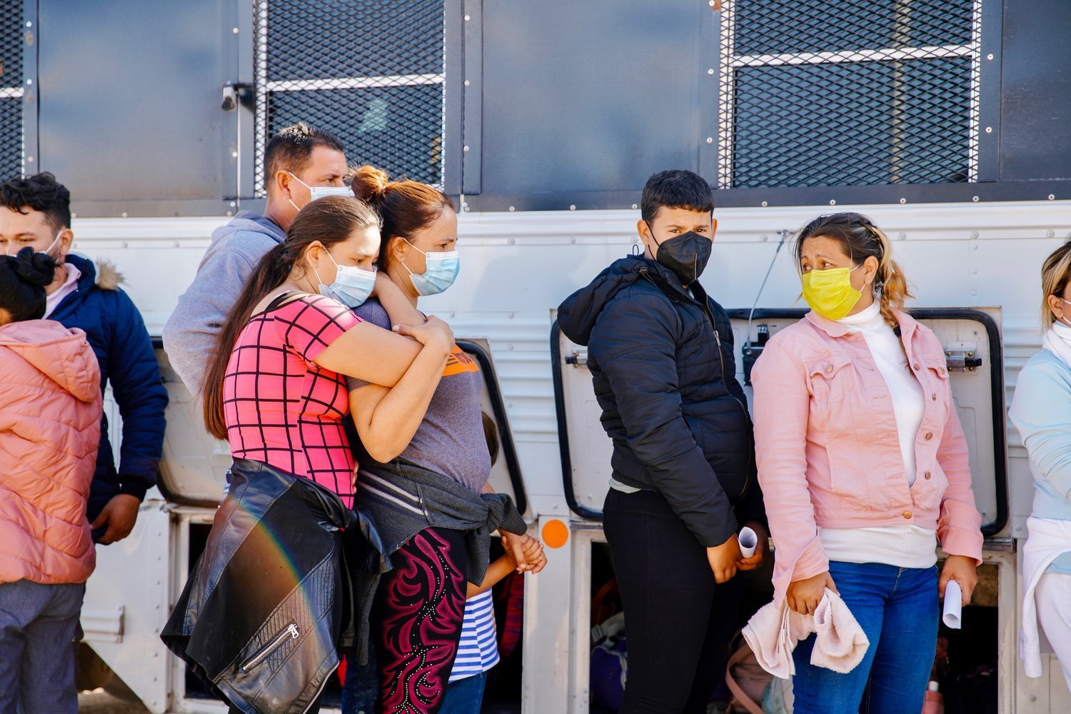  Migrants from Colombia, Cuba, and Venezuela board a CBP bus to be taken into custody. Arizona, 2022. 