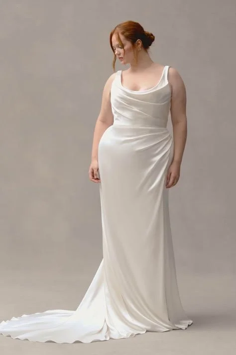 Minimalist bride wearing a softly draped ivory wedding dress with clean lines, perfect for a modern Phoenix or Scottsdale wedding