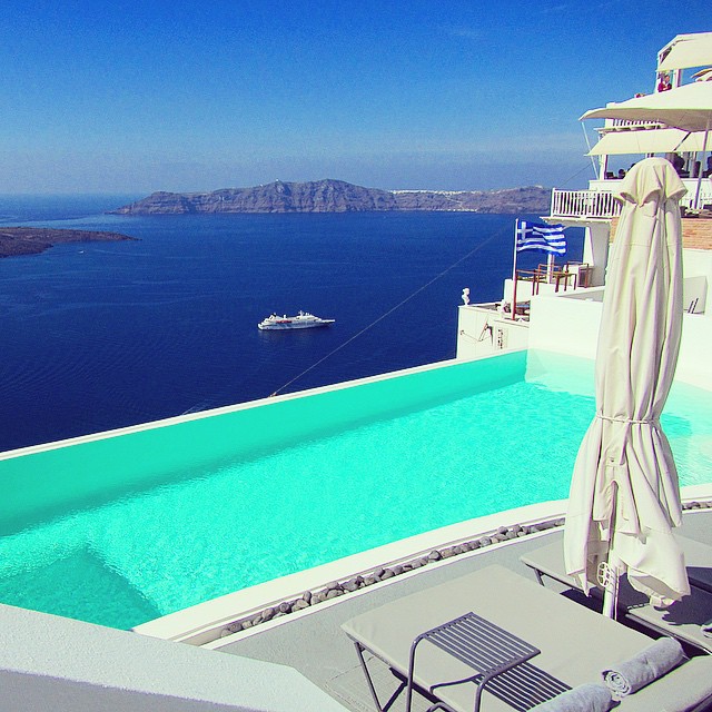 Santorini sunshine. Tag someone who needs this. 😎😎😎