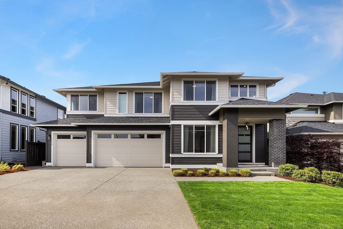 Live life inspired in this mainvue masterpiece. Serving as a modern retreat, expansive windows frame classic PNW views. The open floor plan flows effortlessly into the chef’s kitchen, outfitted with professional grade appliances, ripe for culin