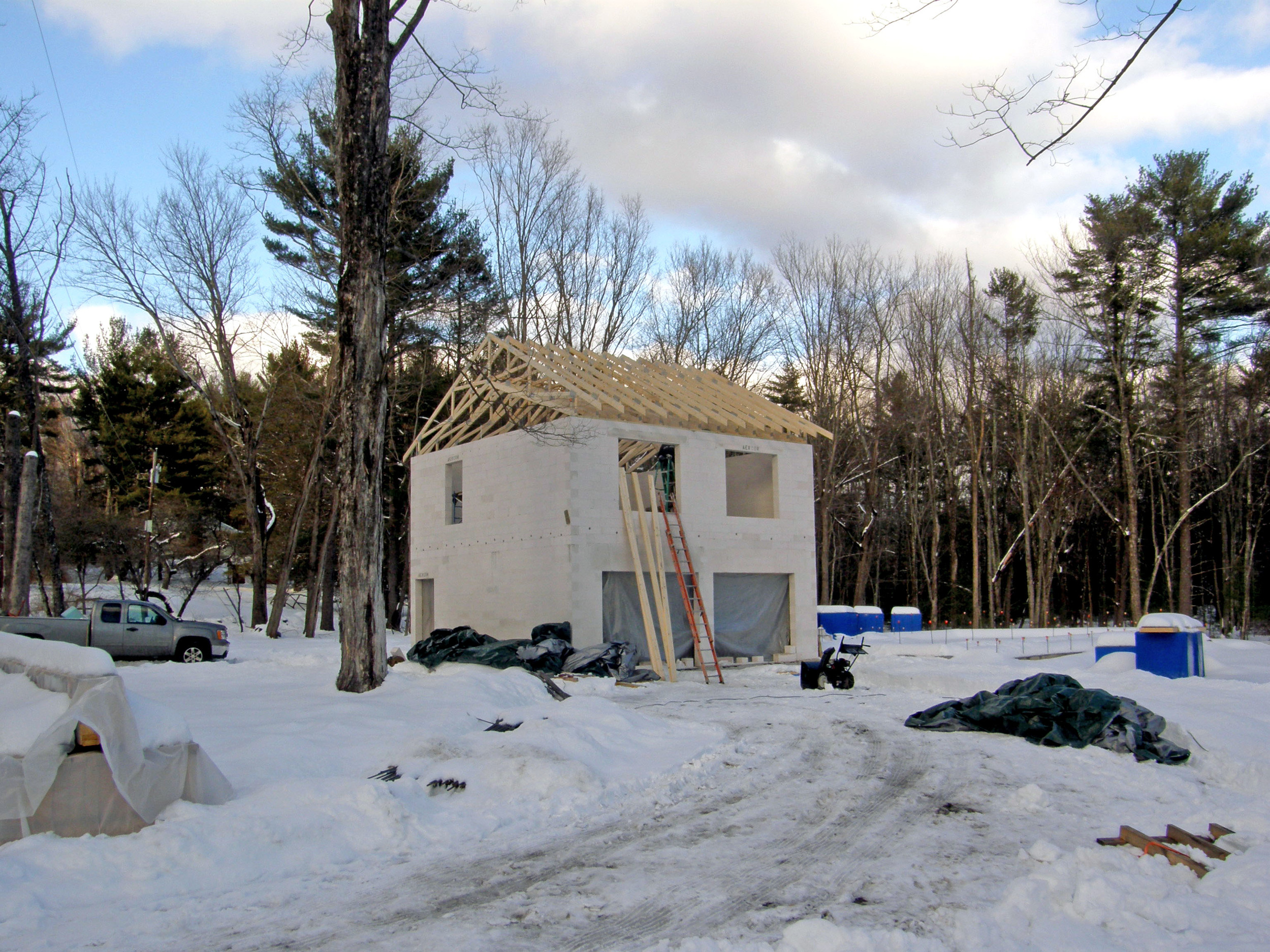 2015-2-10 garage with roomf structure.JPG