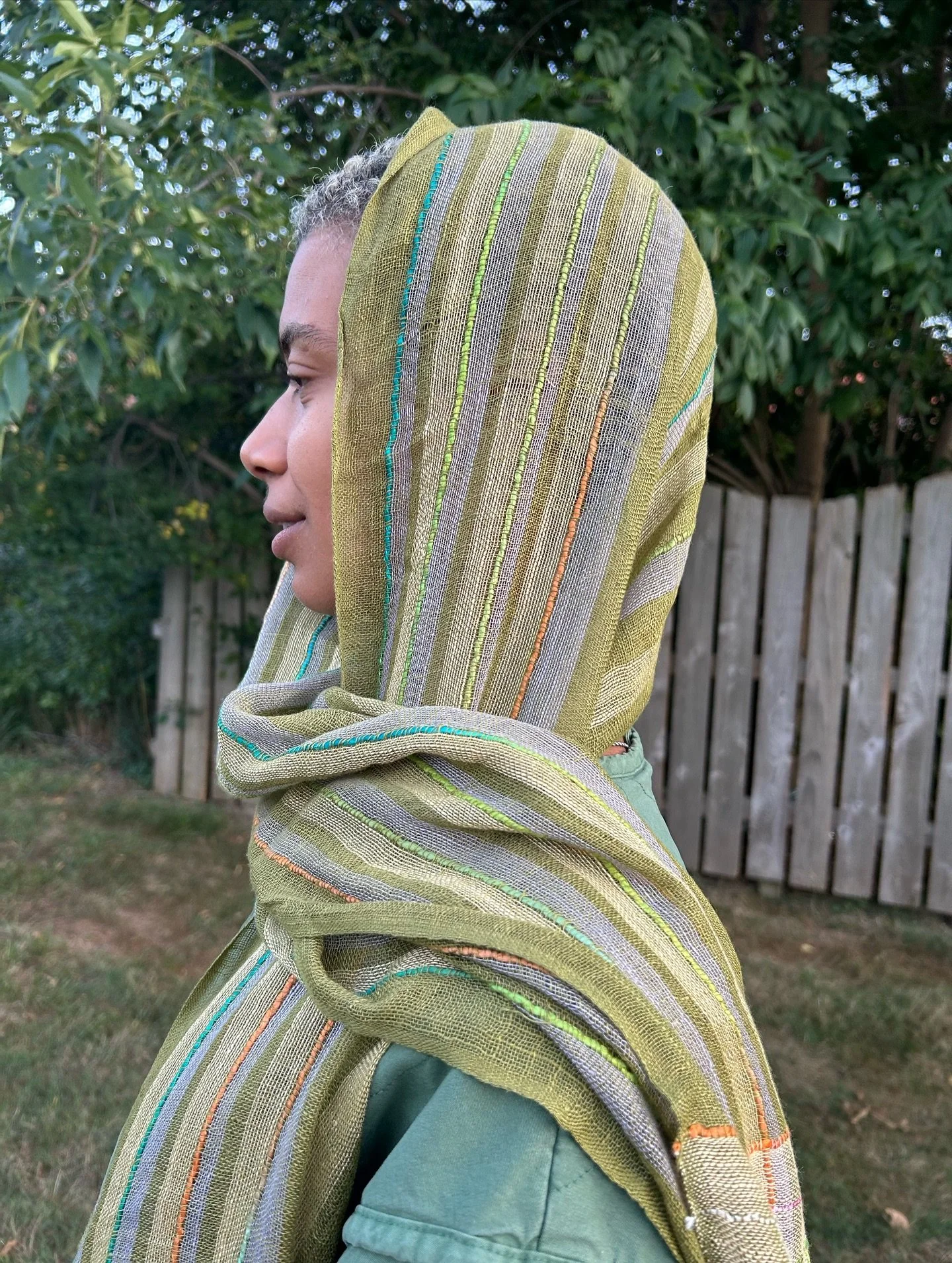 Textures of the upcoming autumn cozy time. Enjoy them with this warm hued scarf. 
👉🏽 (grab it before @being.eez takes it for herself!) 😝