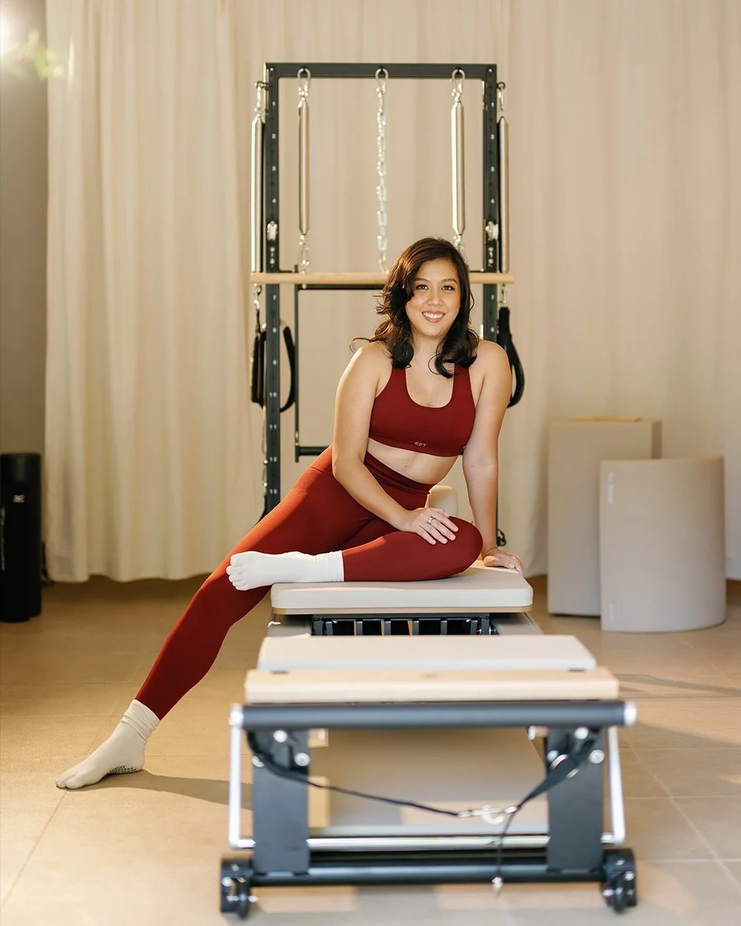 A little get to know me - pilates instructor edition, but the best way is to get a workout in and experience it yourself 🤭💪🏻 Link to book is on my profile! #gjopilates 

📷: @allenpangan
💄: @_patremoquillo 
💇🏻&zwj;♀️: @maraashidahair