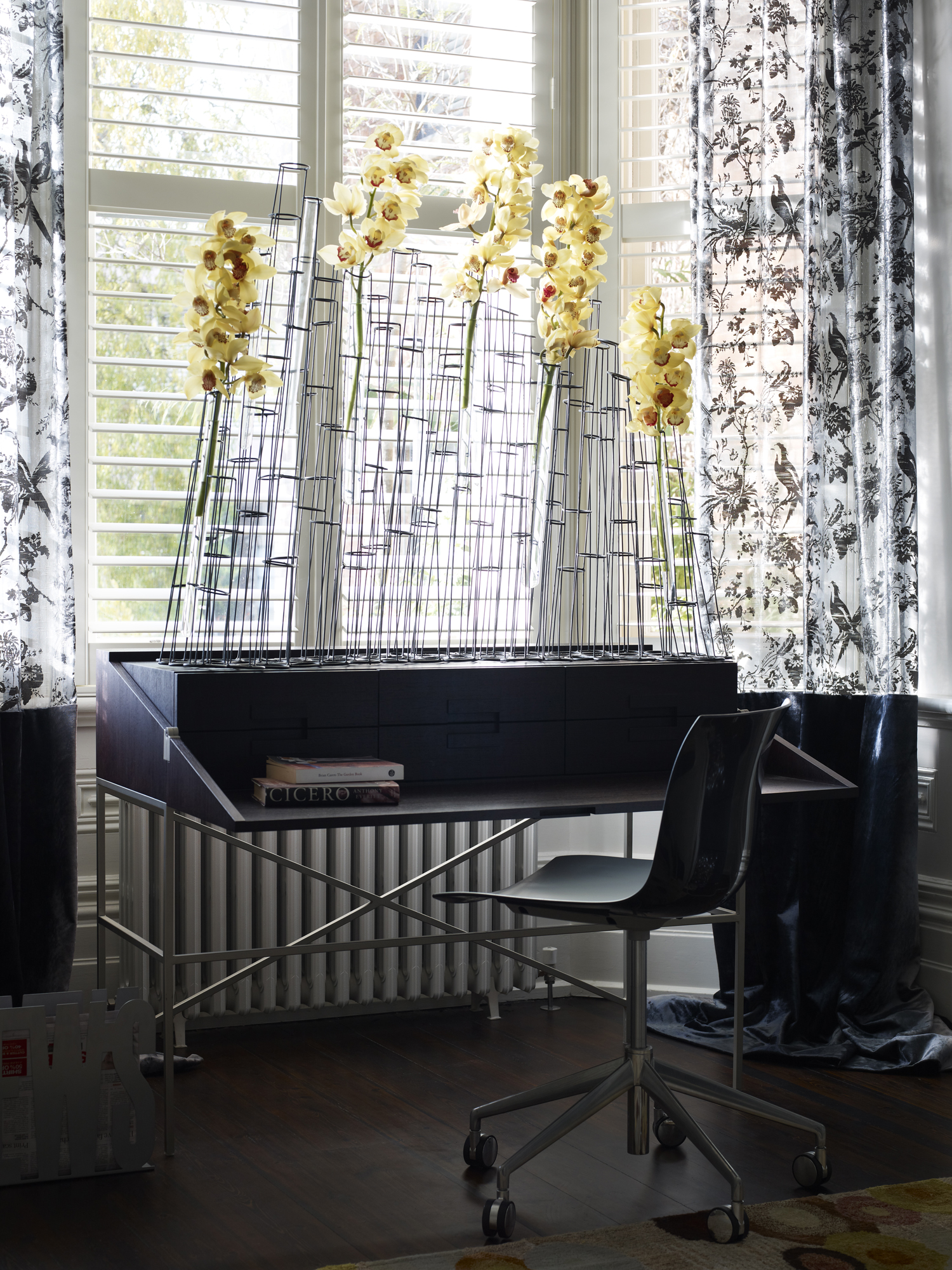 06-DESK+FLOWERS.jpg