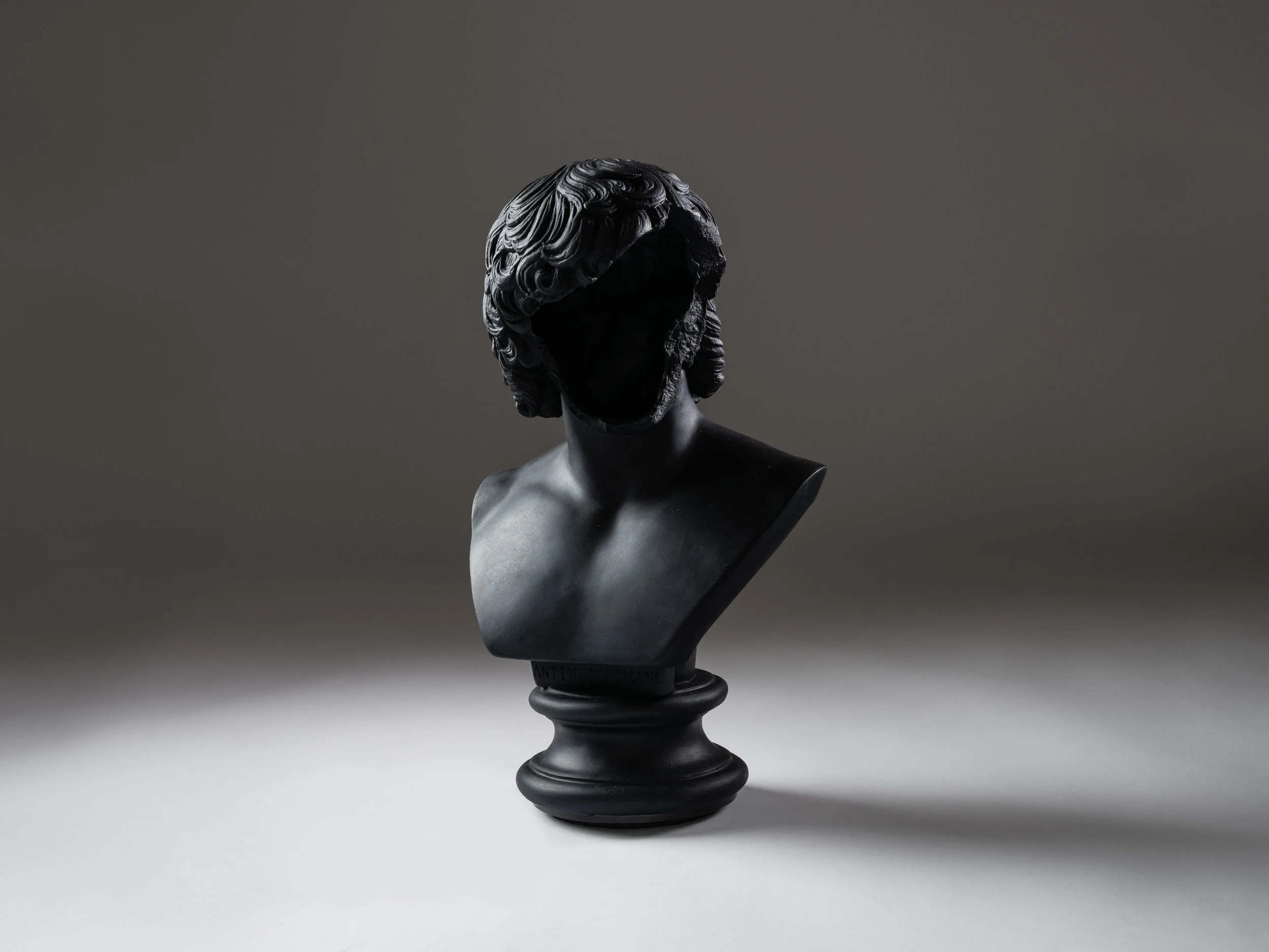 6. SE Table Lamp 'Bust' black.jpg