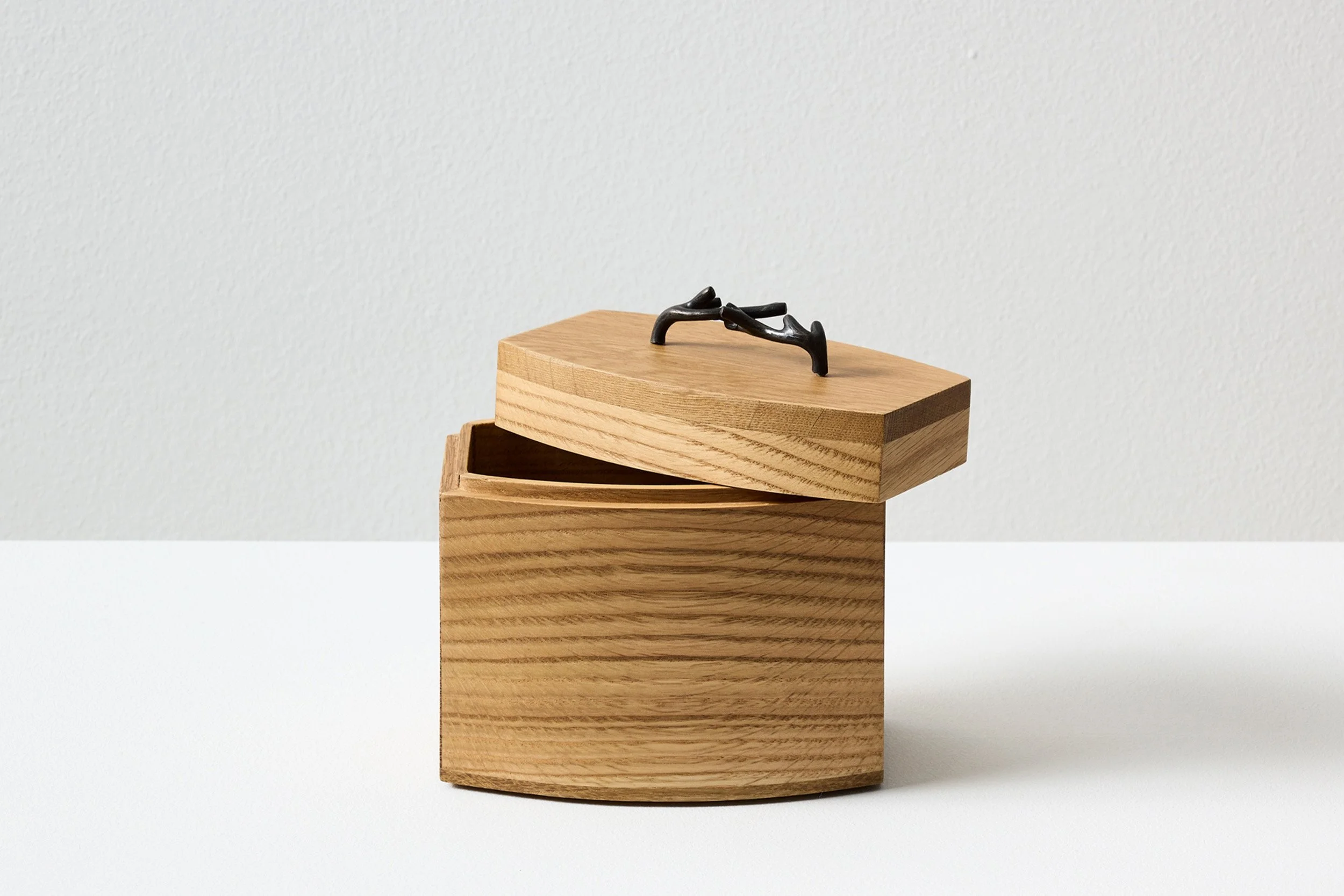 2.FJS Box 'Dina'.jpg