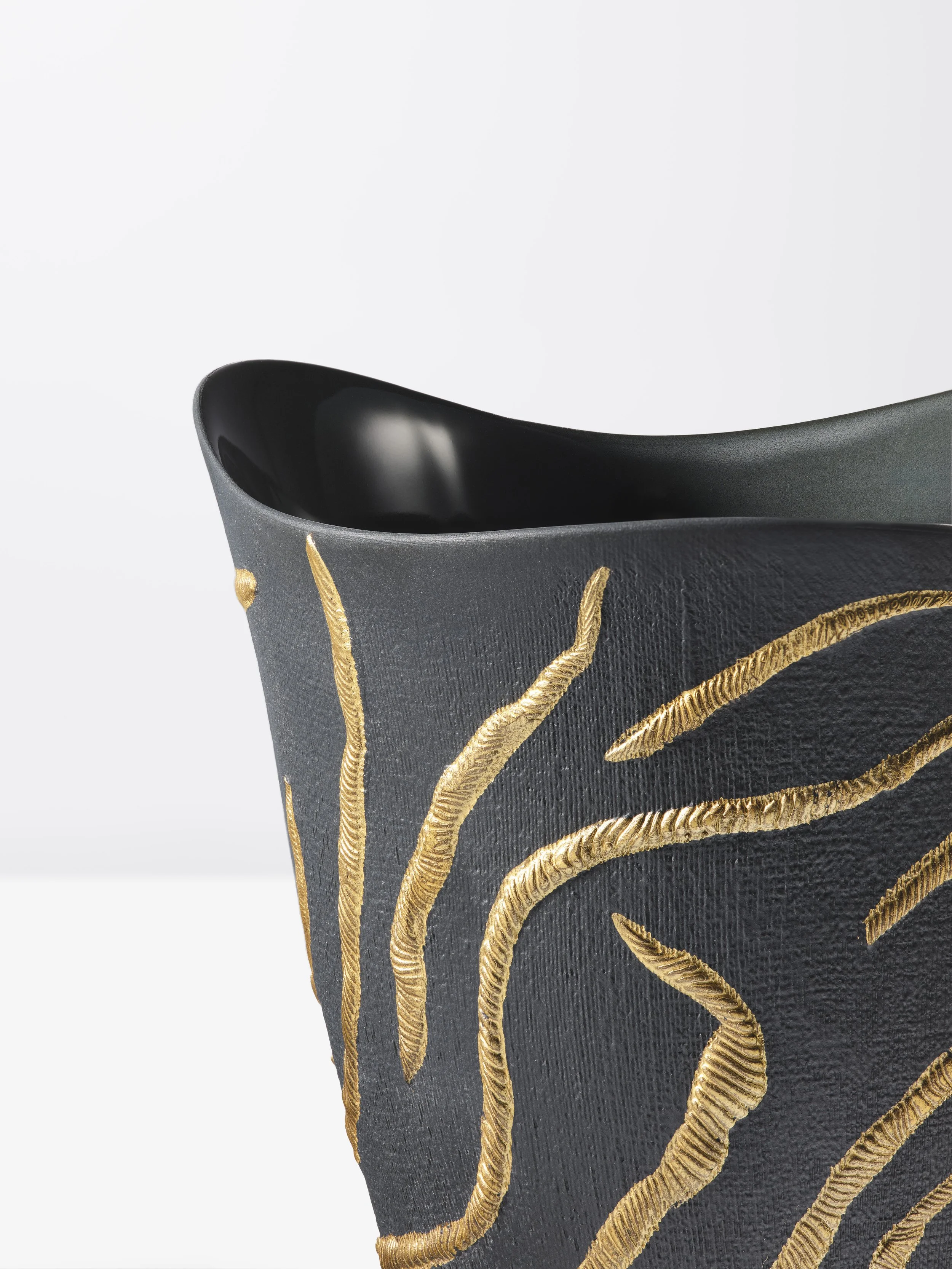 3. SB Vase 'Serpents'.jpg