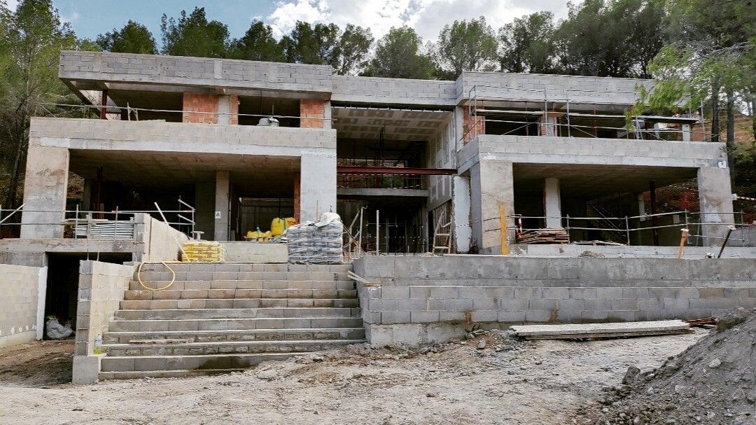 🏠 An Architectural Marvel in the Making! 🏢✌️ Our dedicated team in Mallorca is making amazing progress on this contemporary gem. 

Witness the evolution of this stunning villa! 

Brought to life by @a3_luxury_living and the amazing team in #mallorc