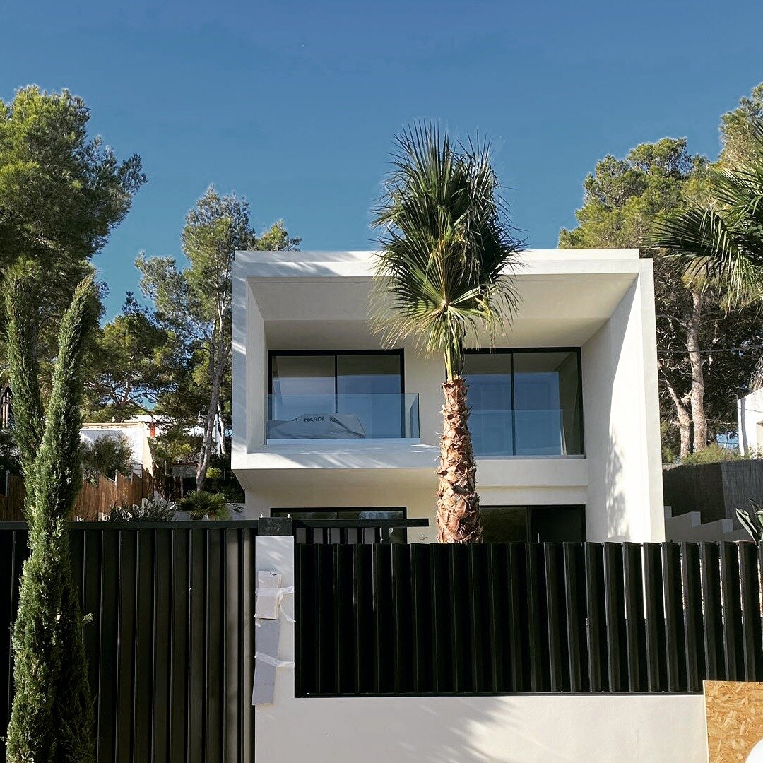 Almost there&hellip;.This compact contemporary villa is turning heads with its standout design on a small plot. The infinity pool and hidden sunken courtyard are just the beginning. Light floods every corner, making this space truly unique. 

Designe