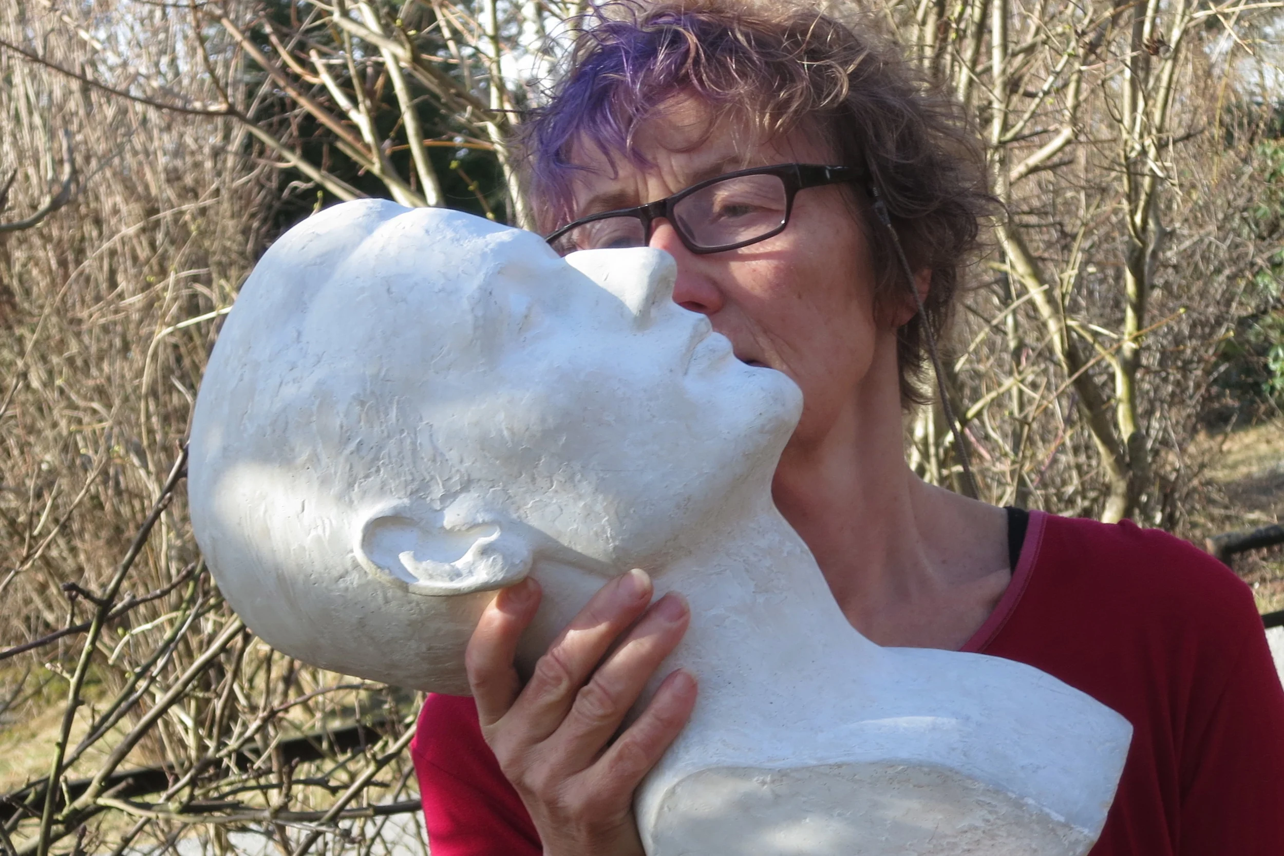 Anne_Haugsgjerd_med _byste_av_far.JPG