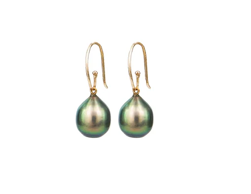 SOLO Collection Black Pearl earrings Price on request Hooks EUR 90 18 karat gold