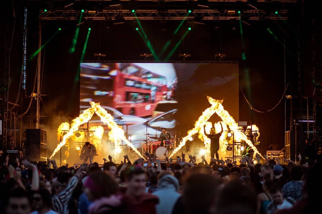 Blaso Pyrotechnics - Groovin The Moo Wave Flames.jpg