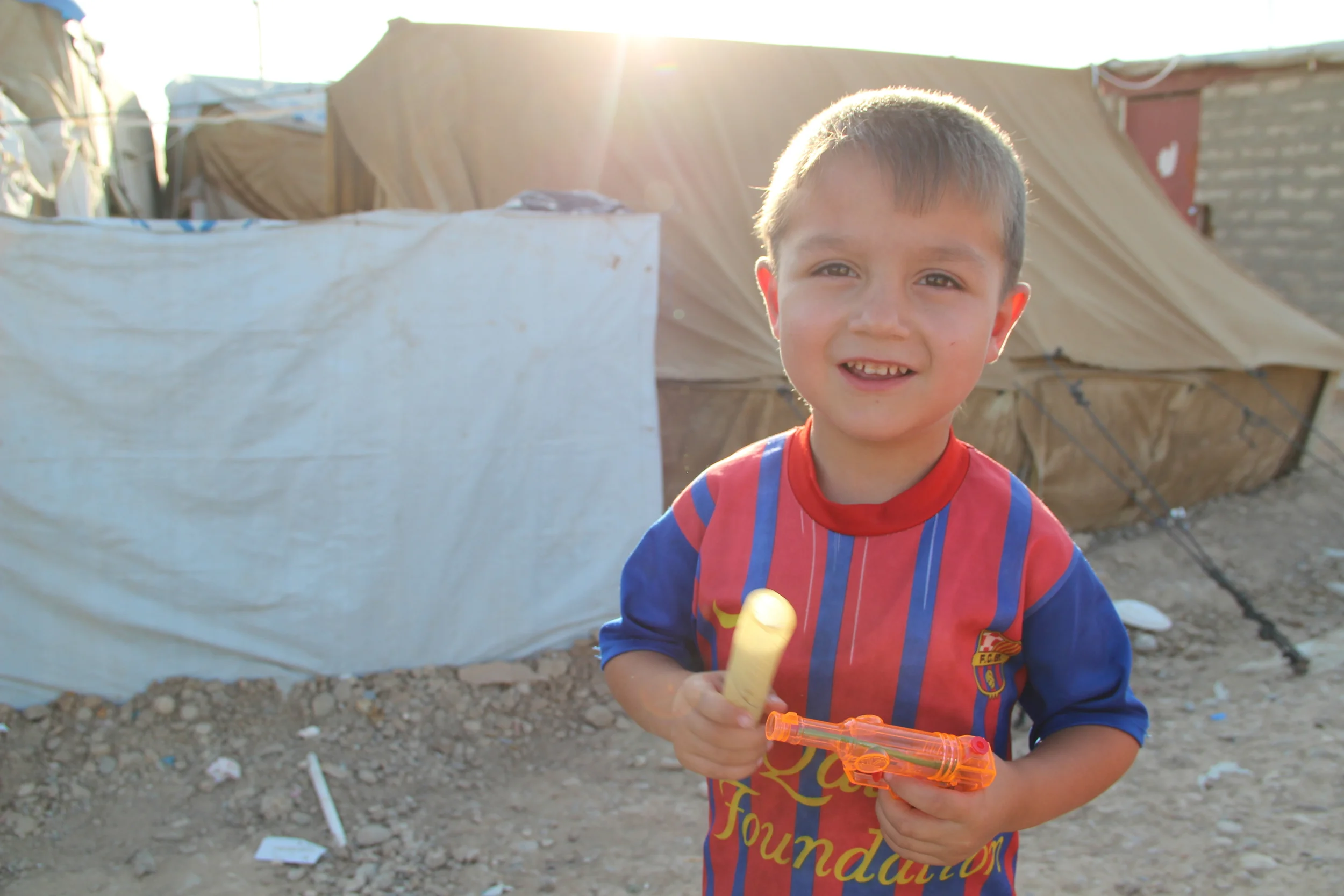 A young child wears a Barcelona jersey, Domiz refugee camp / For the Iraq mission of the International Organization for Migration