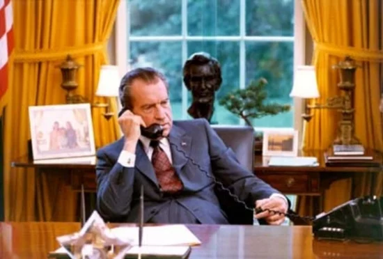 Richard_Nixon_candid_in_the_Oval_Office.jpg