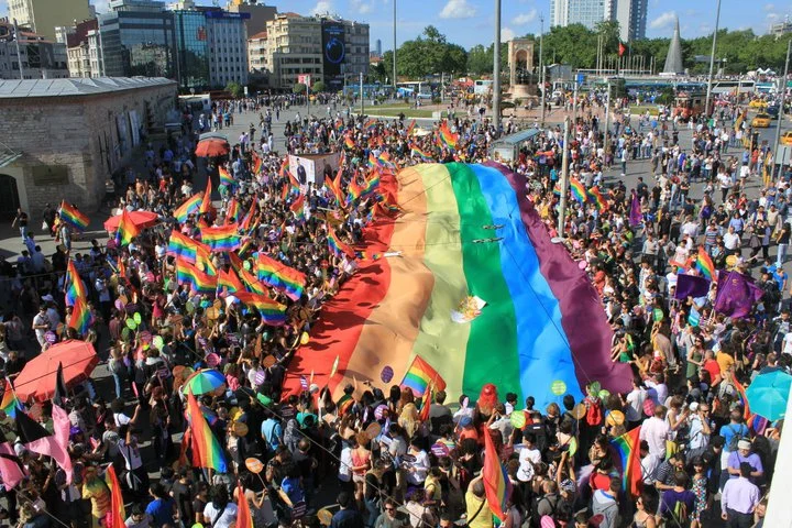Gay_pride_Istanbul_at_Taksim_Square.jpg