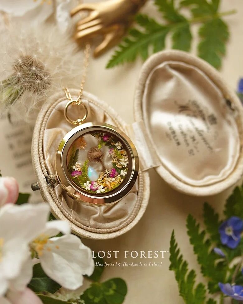 The gemstone Looking Glass collection will return again on May 19th with 'The Wind in the Willows' shop Update.🍃

This beautiful handcrafted treasure features a dazzling opal droplet accompanied by the Lost Forest signature miniature mushroom world.