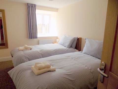 Cobbles cottage twin bedroom.jpg