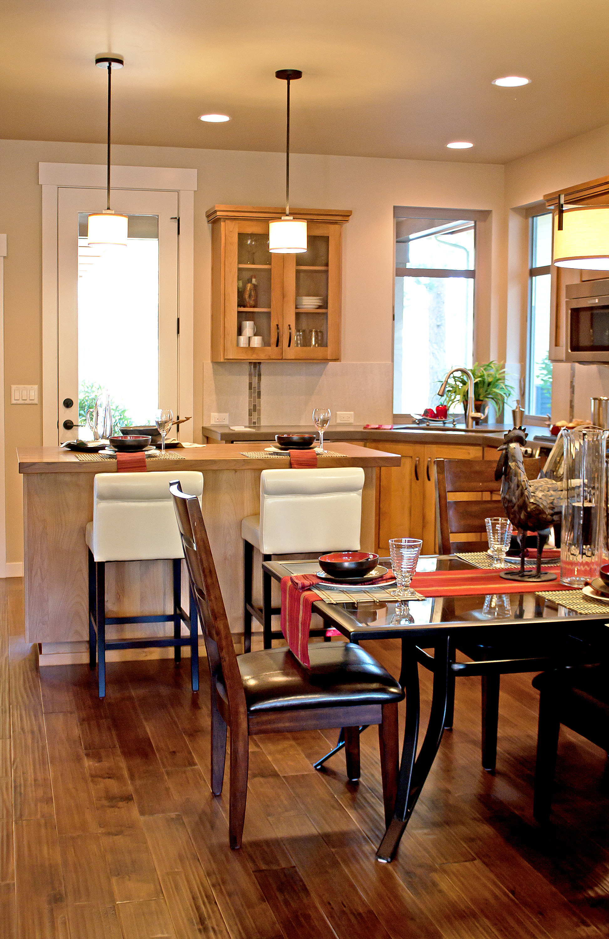 modern-dining-room-in-home-1013tm-pic-1183.jpg