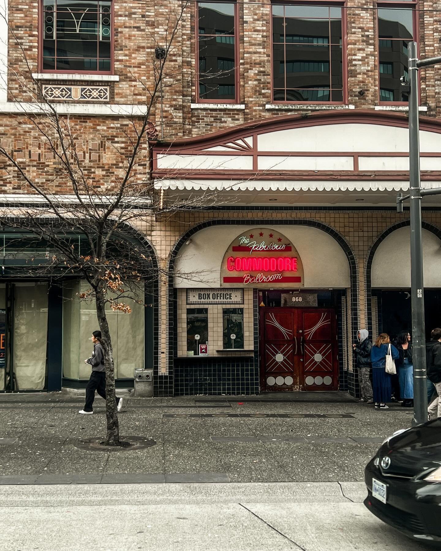 nowhere better on a gloomy day than vancouver ☔️🌧️☁️

#workation #yvr #streetsnaps #vancouver #worktrip #streetphotography