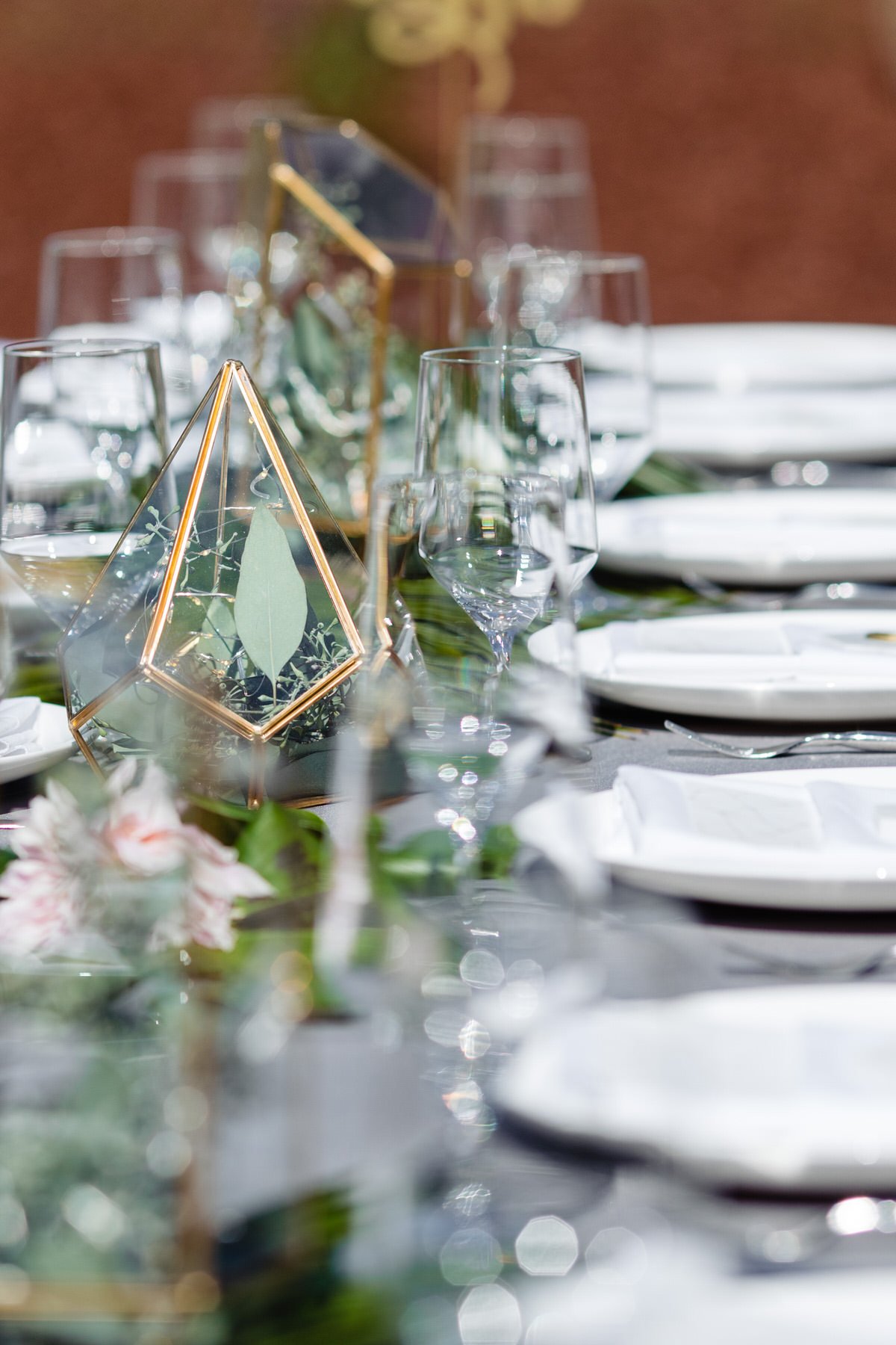 golden geometric table decor on wedding dinner tables by California Wedding Photographer Jennifer Lourie