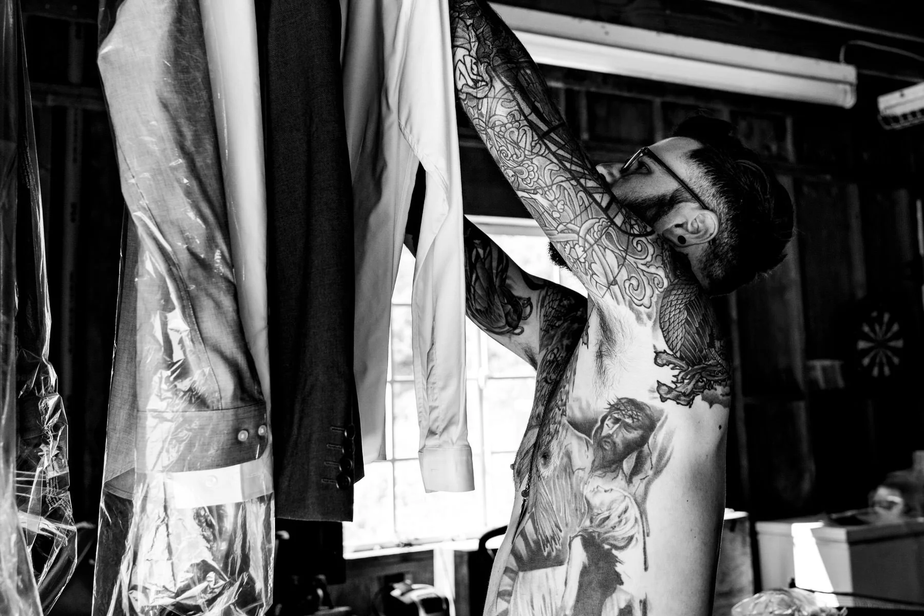 groom gets dressed on morning of his wedding by California Wedding Photographer Jennifer Lourie