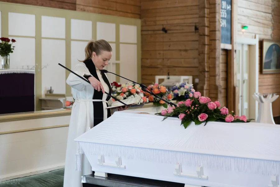 hautajaiskuvaus-oulu-linnanjuhlakuva-11.jpg