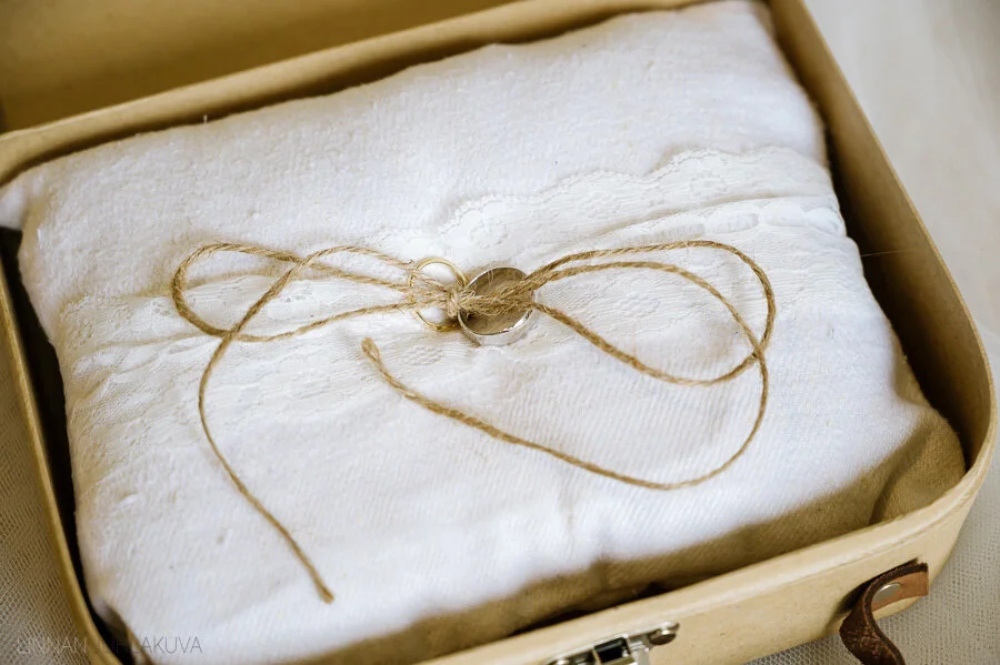 hannuksen-piilopirtti-häät-linnanjuhlakuva-6.jpg