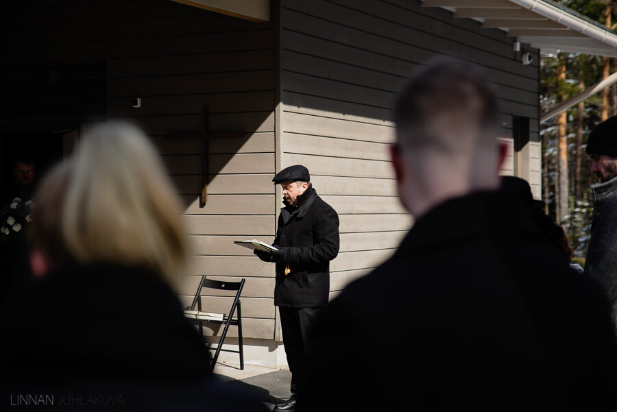 Valokuvaaja Hautajaisiin | Hautajaiskuvaus — Linnan Juhlakuva | Valokuvaaja  Oulu