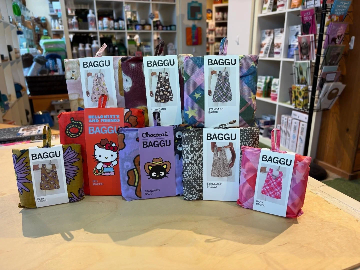 A little peek at what’s new from the (definitely pet relevant) baggu line 🛍️