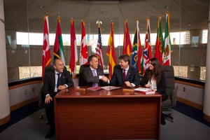 Momento de la firma del contrato Master Franquicia para España: Chris Heller, Leonardo Cromstedt, Alicia Cromstedt y Alfonso Lacruz (9/02/2015)