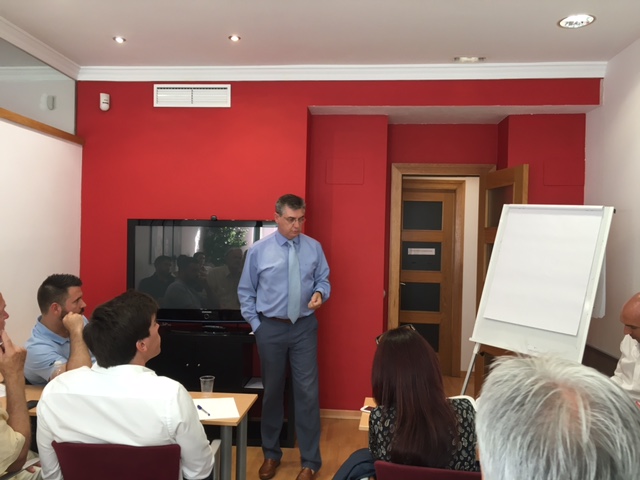 Juan Camarero impartiendo un curso a nuevos agentes