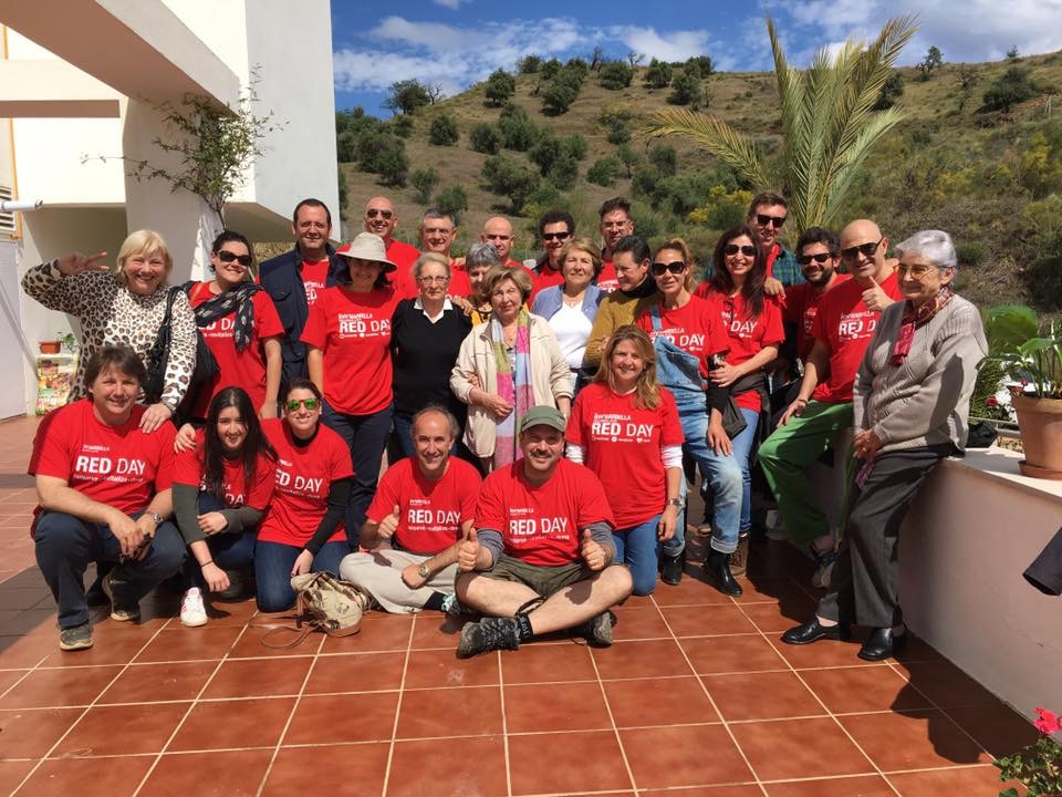 Juan Camarero junto a sus compañeros en RED DAY, el día especial en que todos los Asociados de KW donan sus horas de trabajo a causas sociales.