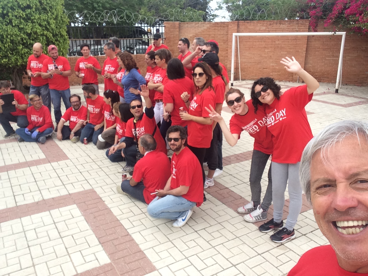 RED DAY 2017, El día en el que todos los miembros de KW en el mundo, donamos nuestras horas de trabajo para una acción social... y Luis Silva el primero...!!