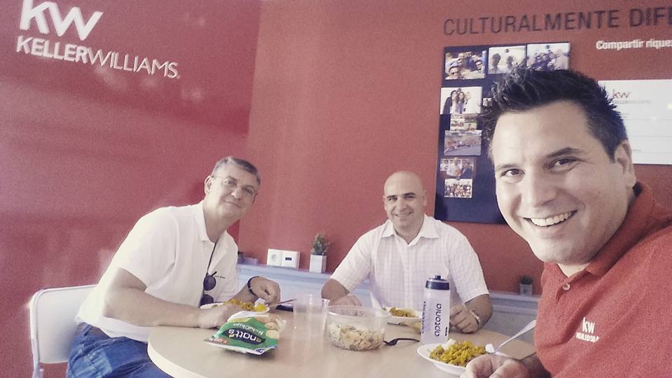 Michele junto a dos de sus compañeros de Keller Williams Marbella, Juan Camarero y Alberto Loriente.