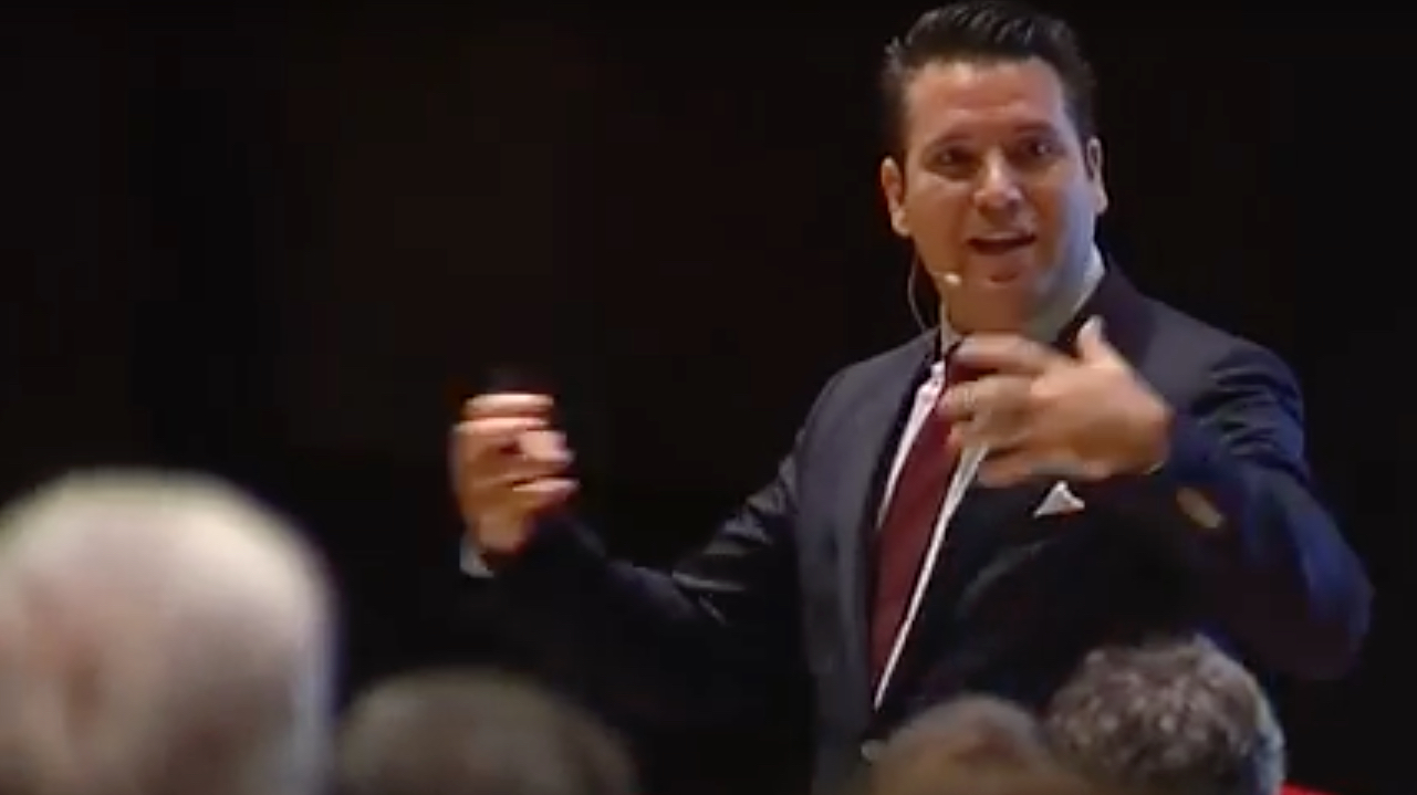 Michele en una Conferencia explicando técnicas de calidad de servicio a otros inmobiliarios.