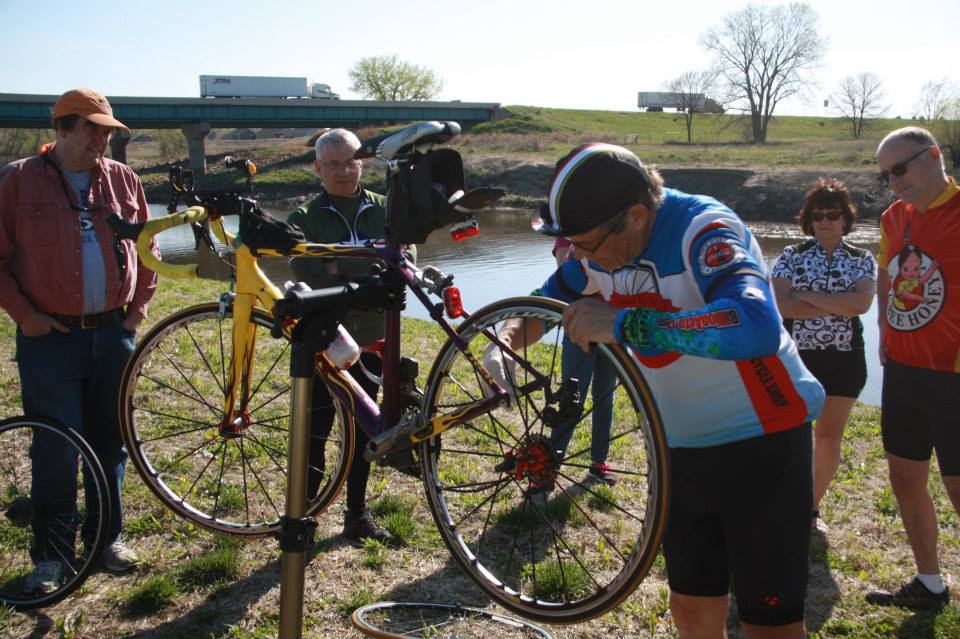 2015 Siouxland Cyclists Club Picnic  Ron teaches us how to change a tire tube.&nbsp; 