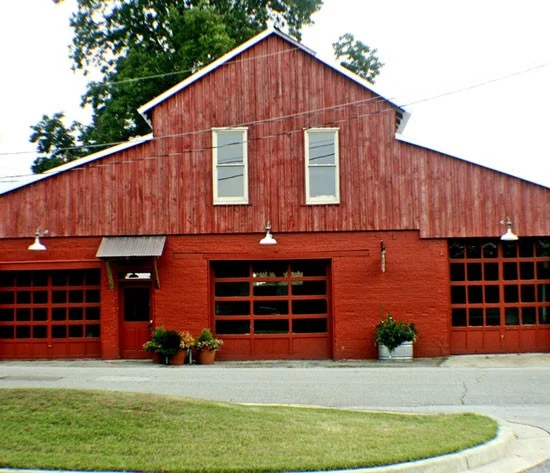 The Court Street Livery www.courtstreetlivery.com (404) 219-9938 The Court Street Livery is a restored barn in downtown Washington, Georgia, perfect for weddings, parties, meetings, performances, and just about any event you can imagine. The big red barn has many details from the past including a soaring heart pine ceiling, brick walls, antique hardware and large garage doors.