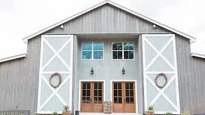 Grant Hill Farms www.granthillfarms.com (770) 862-4442 Nestled on 88 acres of peaceful farm land, Grant Hill Farms offers beautiful indoor and outdoor ceremony and reception spaces near Commerce, Georgia, only 18 miles from Athens.