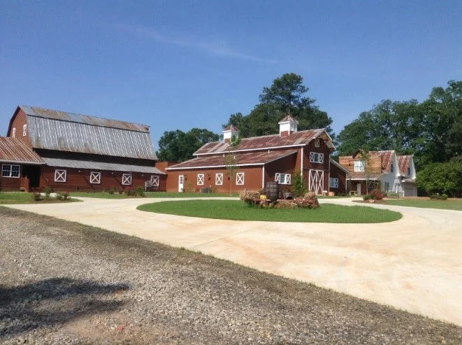 9 Oaks Farm www.9oaksfarm.com (678) 635-7157 9 Oaks Farm is located in rural Good Hope, Georgia. The authentic 1800s barn has been renovated into the perfect place for any wedding or special occasion from rustic to elegant.