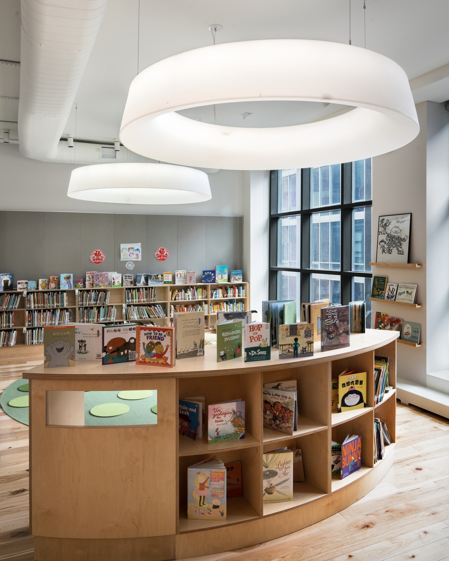 Shine bright! These oversized fun lights provide personality to our reading room design. 
.⁠
.⁠
.⁠
.⁠
.⁠
#11of11 #elevenofeleven #architect #architecture #interiordesign #design #education #custom #interior #urban #flexible #collaboration #upperschoo