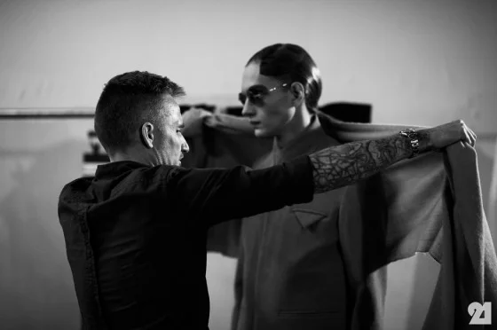 3702-Le-21eme-Adam-Katz-Sinding-Paul-Boche-Backstage-at-Siki-Im-Mercedes-Benz-New-York-Fashion-Week-Fall-Winter-2013-2014_AKS9538-560x372.jpg