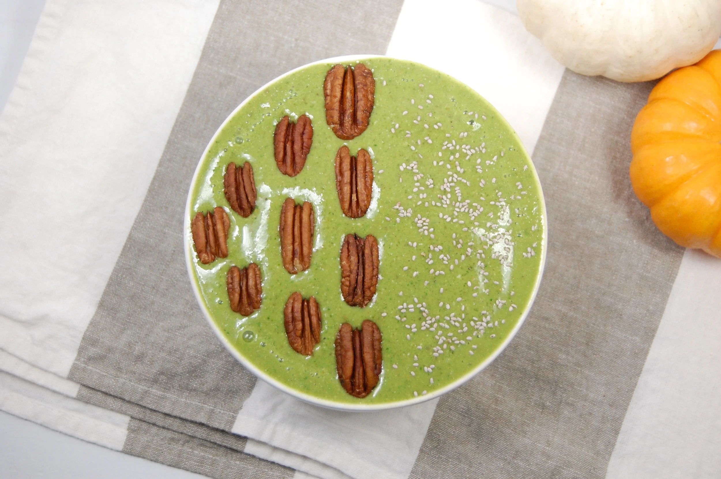Pumpkin Pecan Pie Green Smoothie Bowl