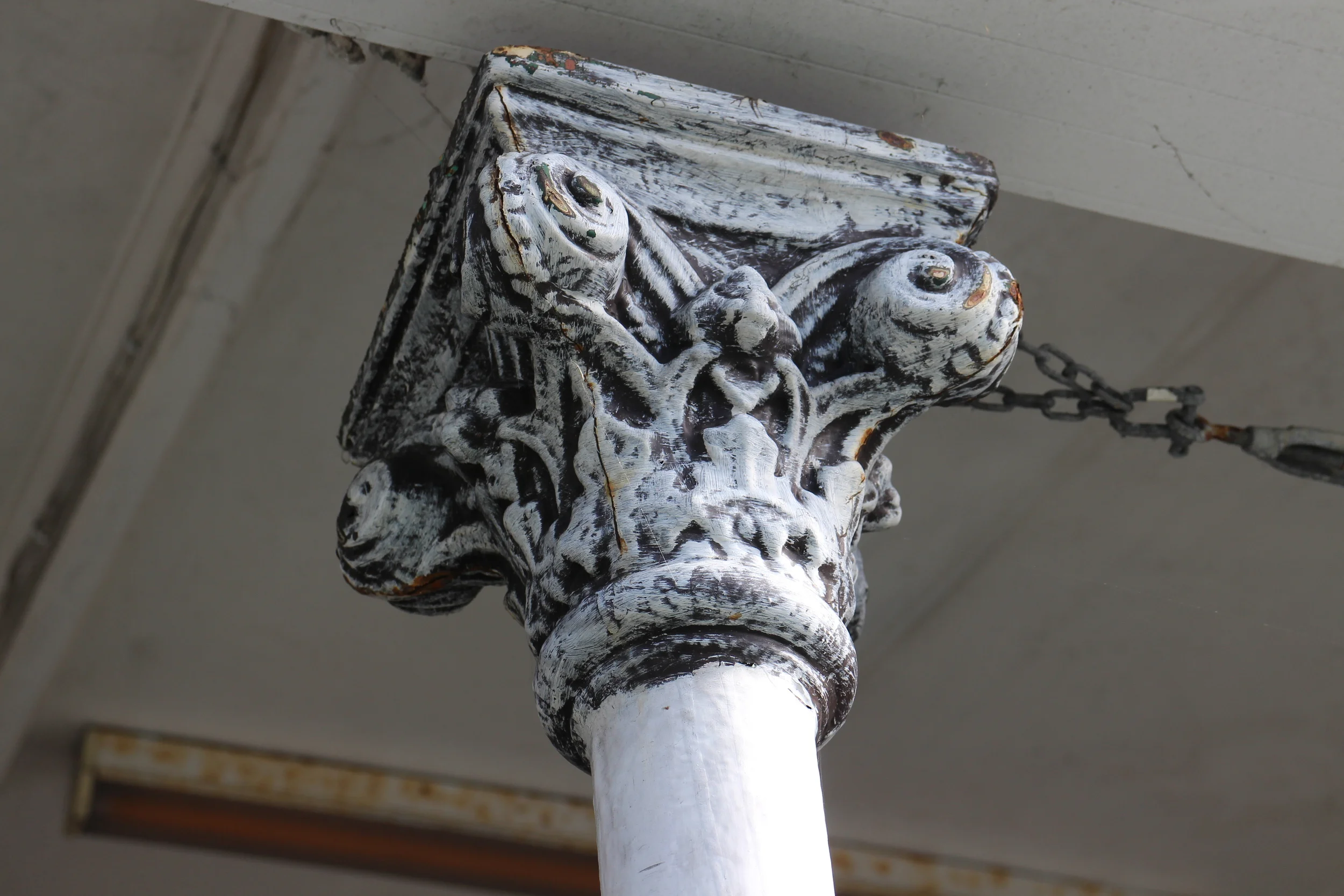 Victoria superette column capitals