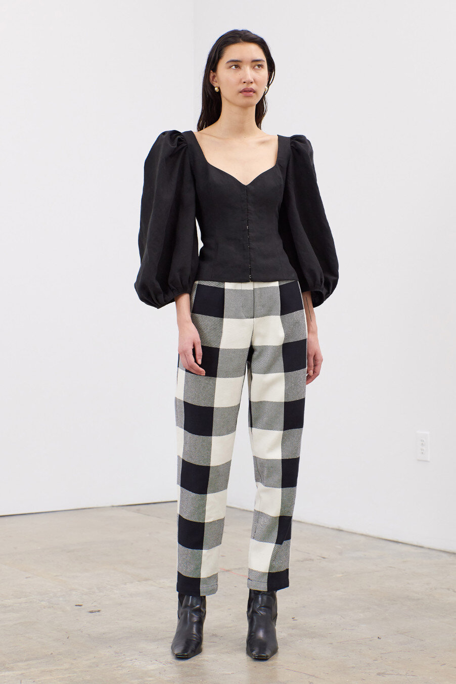 eliana-full-sleeve-hook-and-eye-front-top-black-1.jpg